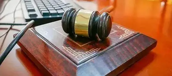 金毛犬未牵绳，扑向孕妇致其受惊吓流产