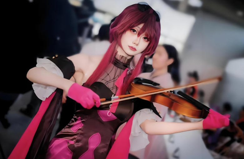《崩坏：星穹铁道》卡芙卡Cosplay盛宴，粉丝盛赞Coser美腿“模特界新星”