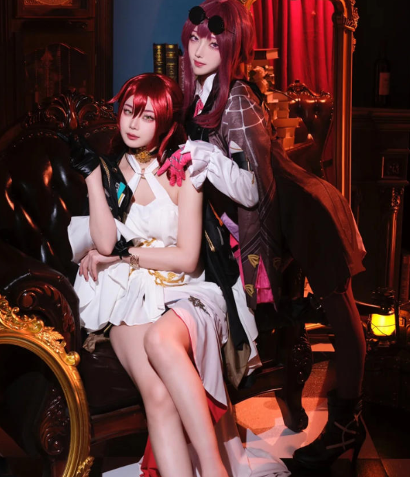 《崩坏：星穹铁道》卡芙卡Cosplay盛宴，粉丝盛赞Coser美腿“模特界新星”