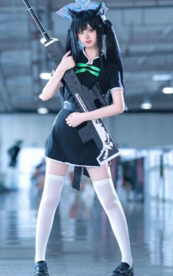 《蔚蓝档案》幼瞬角色COS演绎，白袜娇小造型引网友疯狂打call